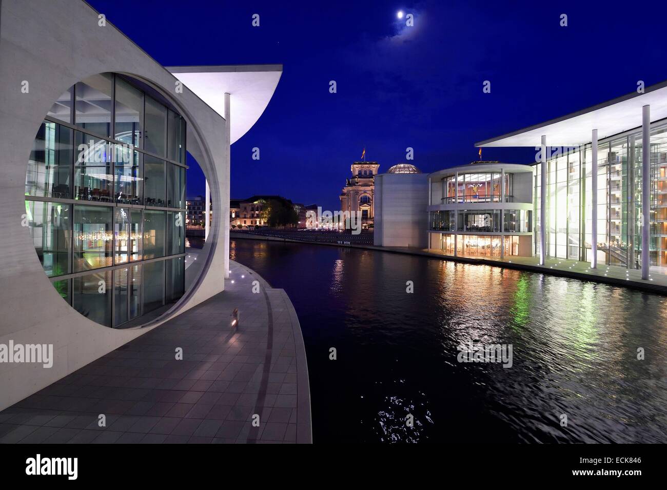 Germania, Berlino, Bundestag Paul-Lobe Haus destra e Marie Elisabeth Luders Haus sinistra dall'architetto Stephan Braunfels sul fiume Spree banche, edifici nel nuovo complesso parlamentare Foto Stock