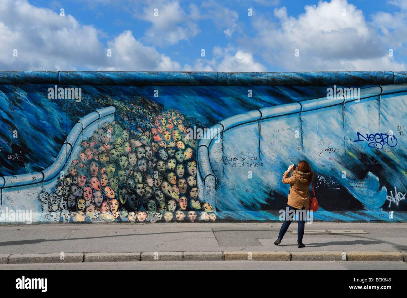 Germania, Berlino, Friedrichshain-Kreuzberg, Galleria sul lato orientale del Muro, lavoro chiamato Es geschah im Novembre (è accaduto nel novembre) da Kani Alavi Foto Stock