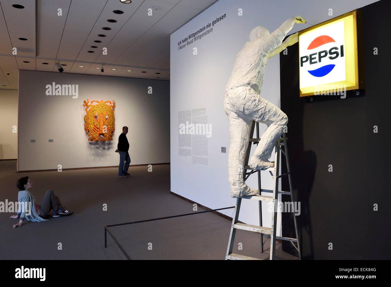 Germania, Berlino, la Neue Nationalgalerie, opera di George Degal, uomo installazione Pepsi-segno, 1973 Foto Stock
