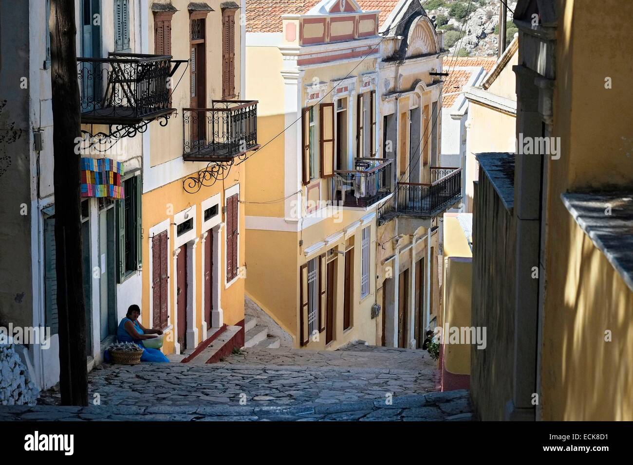 Grecia DODECANNESO, l' isola di Rodi, Symi, neo-classico case di frontoni nelle strade Foto Stock