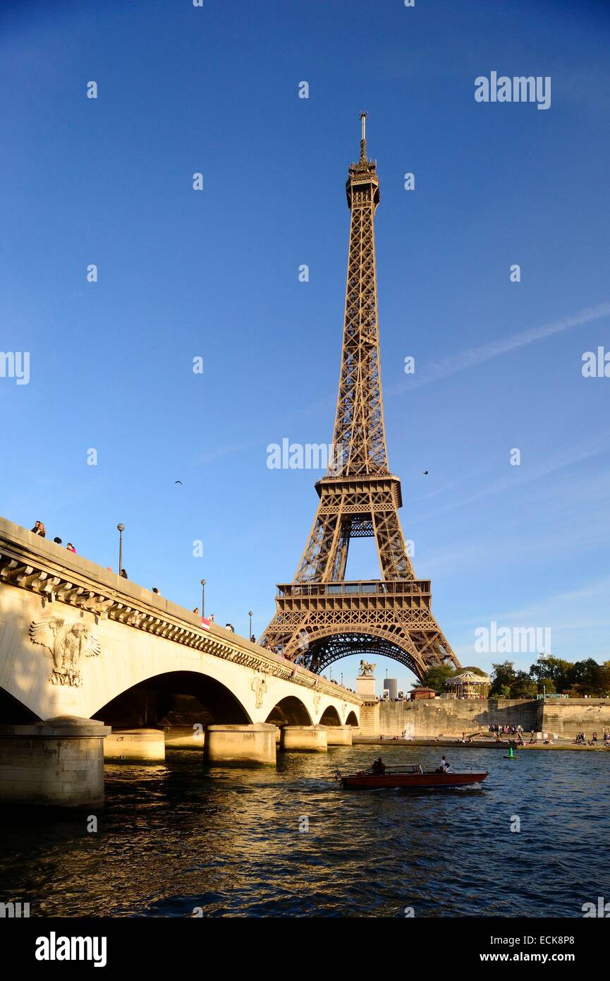 Francia, Parigi, zona elencata come patrimonio mondiale dall UNESCO, il ponte di Jena e la Torre Eiffel Foto Stock