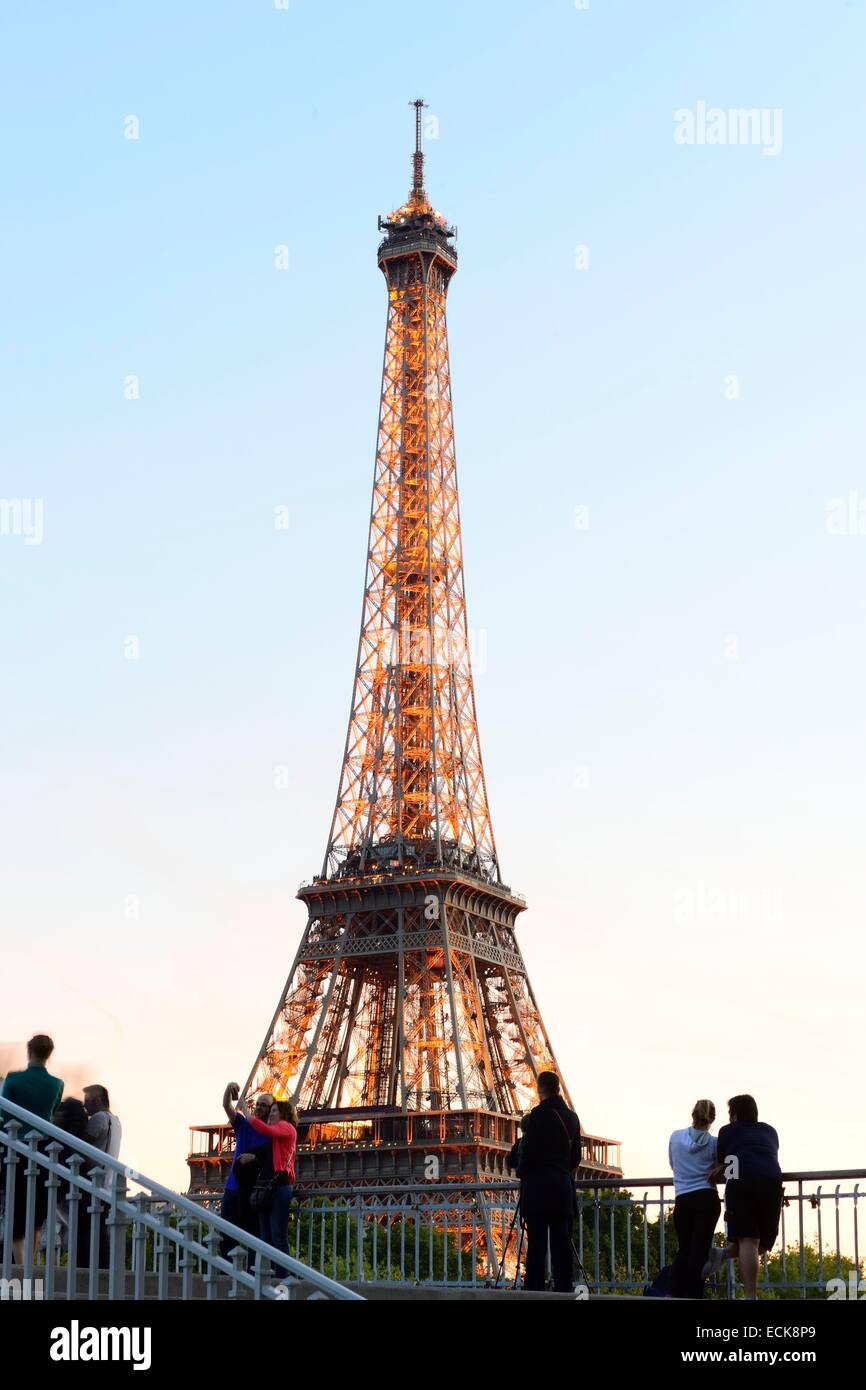 Francia, Parigi, zona elencata come patrimonio mondiale dall'UNESCO, la Senna e dalla Torre Eiffel illuminata (⌐ SETE-luminarie Pierre Bideau) Foto Stock