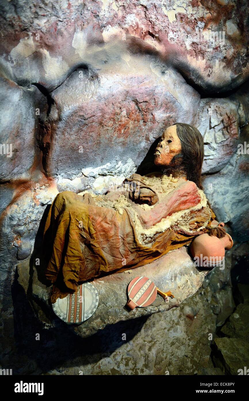 Il Perù, Caylloma Provincia, il Canyon del Colca, Yanque, il museo municipale, la rappresentanza della mummia Juanita Foto Stock