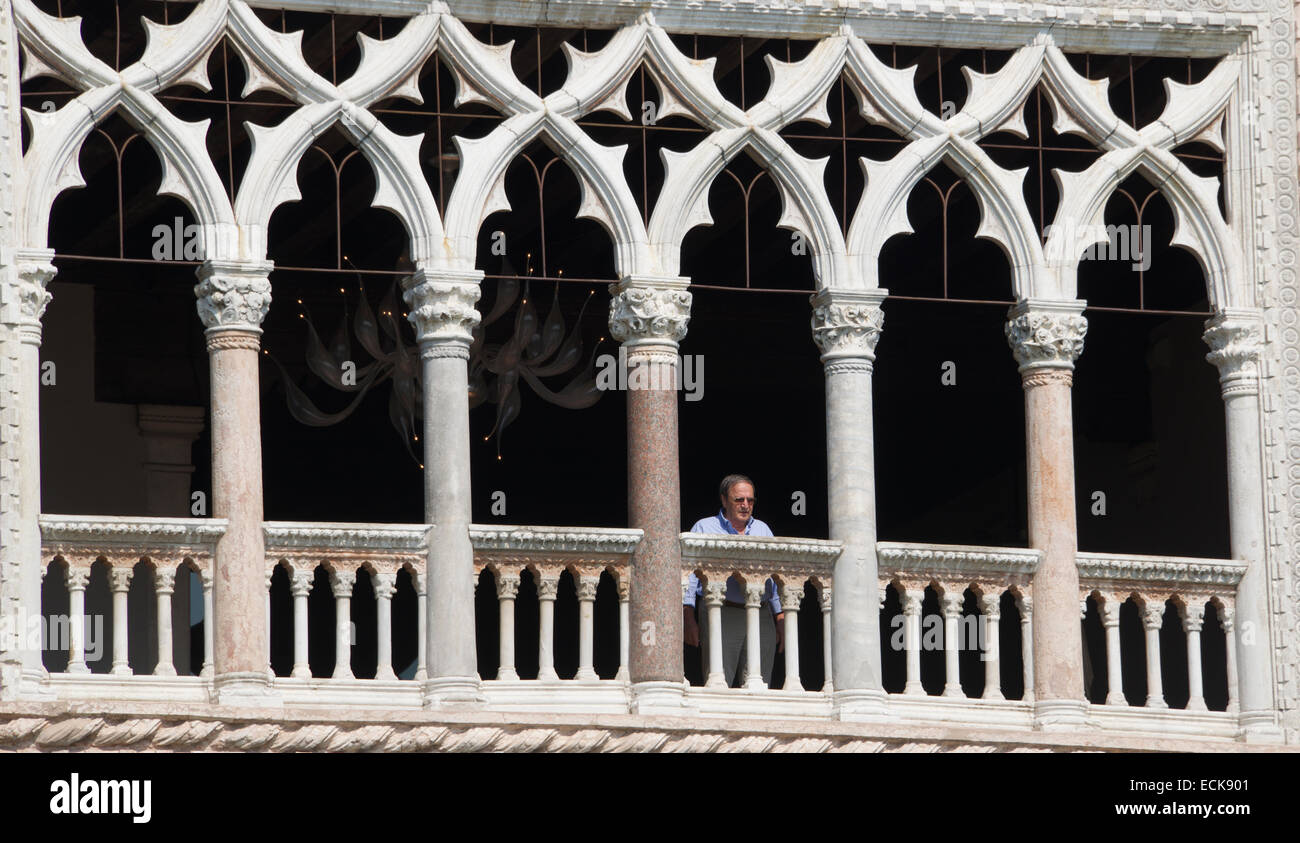 Uomo al terzo piano balcone Ca d'Oro Palace Grand Canal Venezia Italia Foto Stock