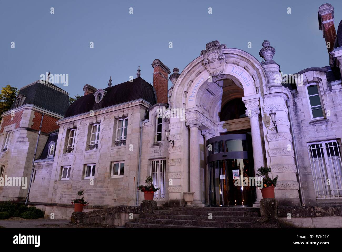 Francia, Giura, Lons le saunier, Edward Guenon i giardini del centro termale, terme Ledonia datata del XIX secolo Foto Stock