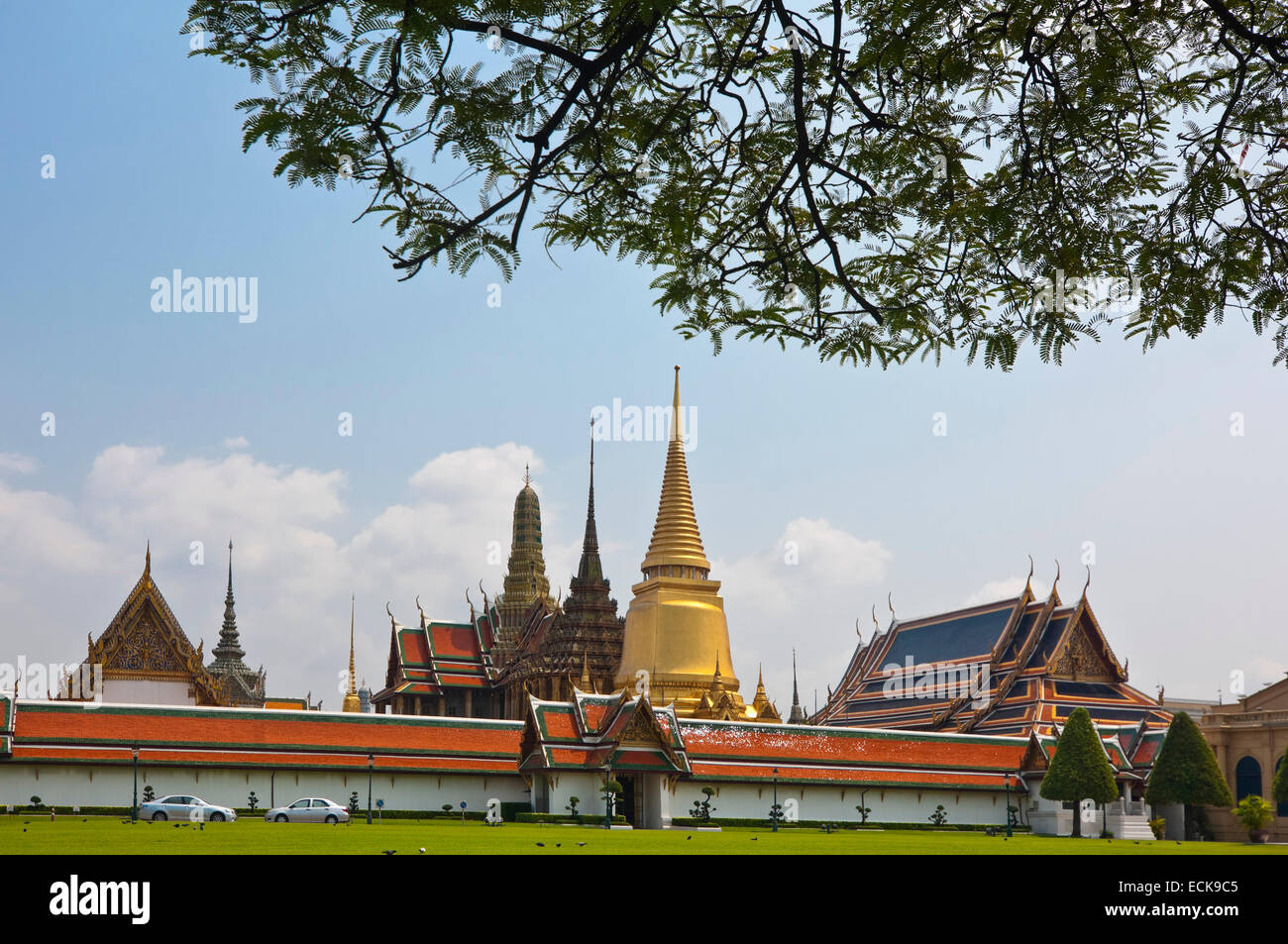 Vista orizzontale delle guglie e tetti dal cortile esterno al Grand Palace di Bangkok. Foto Stock