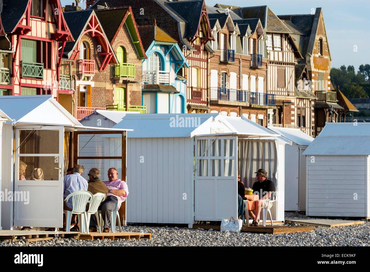 Francia, Somme, meri-les-Bains, searesort sulle rive del canale, la spiaggia e la sua 300 cabine da spiaggia Foto Stock