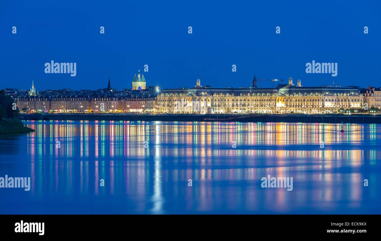 Francia, Gironde, Bordeaux, zona elencata come patrimonio mondiale dall' UNESCO, dock e invece di borsa dal hangar Foto Stock