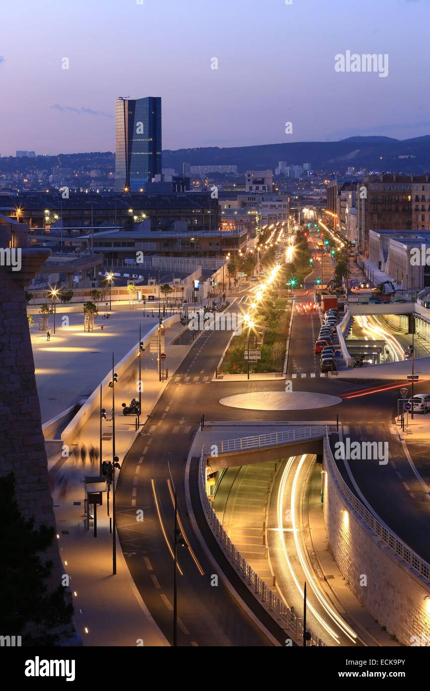 Francia, Bouches du Rhone, Marsiglia, area euromediterranea, Esplanade J4 e Boulevard du Littoral, ingresso dell'A55 al primo livello, il CMA CGM Tower, architetto Zaha Hadid in background Foto Stock