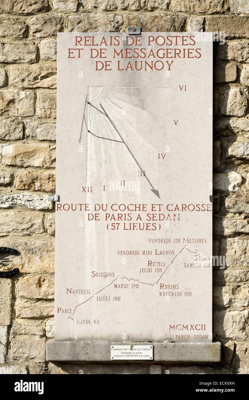 Francia, Ardenne, Launois sur Vence, cavalli' ufficio postale risalente al XVII secolo, Meridiana e la mappa sulla facciata Foto Stock