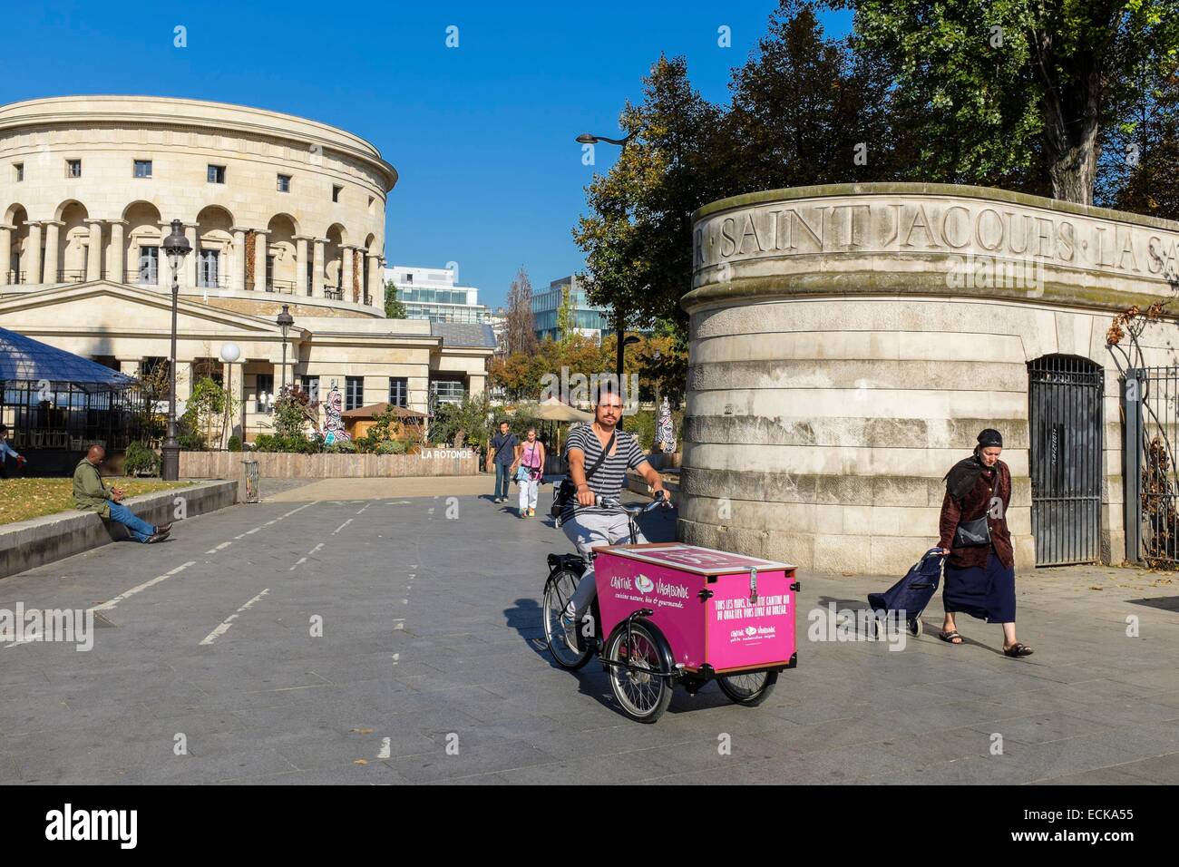 Francia, Parigi, la battaglia di Stalingrado square, Villette Rotunda dall architetto Claude Nicolas Ledoux, consegna di alimenti biologici o i pasti dalle Cantine Vagabonde Foto Stock