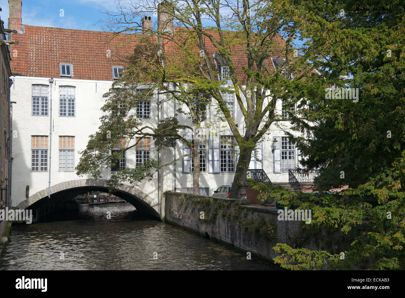 Edificio a cavallo di canal al di sotto di Bruges Belgio Foto Stock