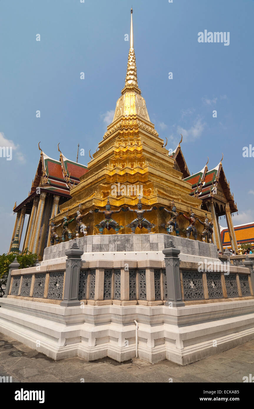 Vista verticale di una golden chedi di fronte al Pantheon reale al Grand Palace di Bangkok. Foto Stock