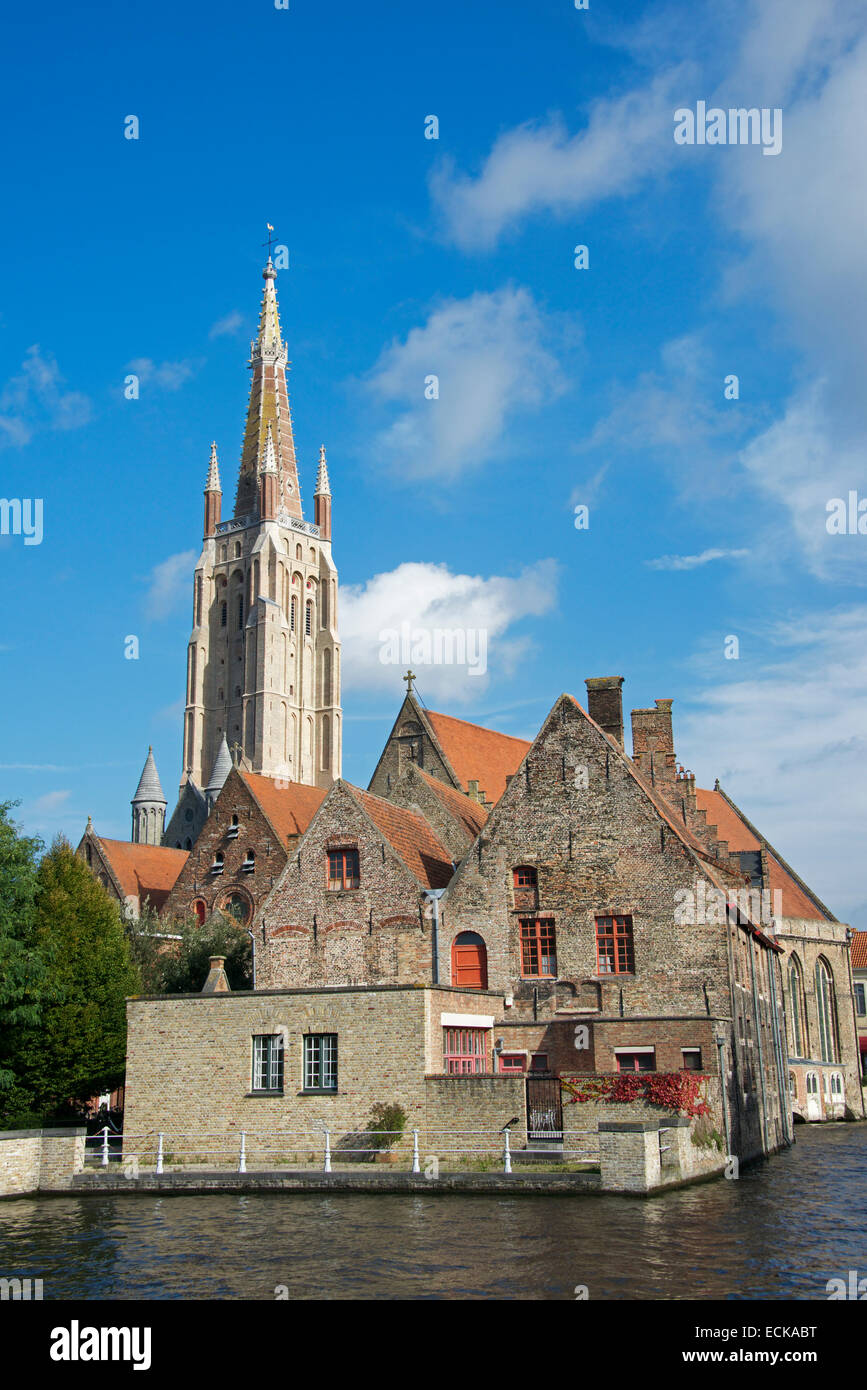Canal con la Chiesa di Nostra Signora Bruges Belgio Foto Stock