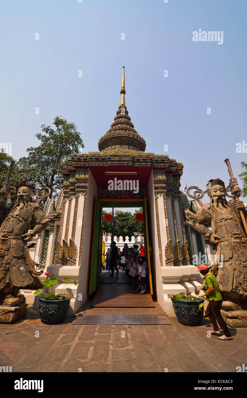 Vista verticale di uno dei gateway ornamentali a Wat Pho a Bangkok. Foto Stock