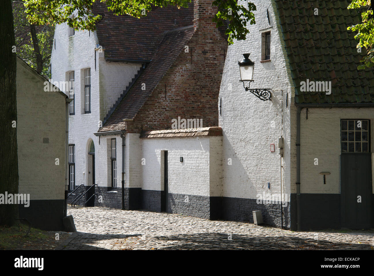 Ciottoli strada di pietra e case Begijnhof Bruges Belgio Foto Stock
