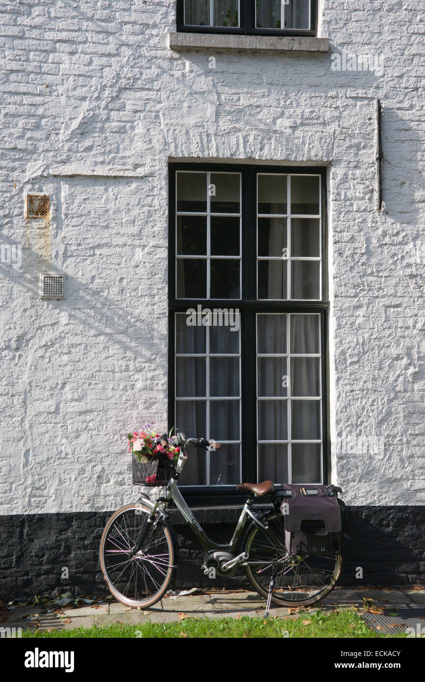 Bike e la casa bianca Begijnhof Bruges Belgio Foto Stock