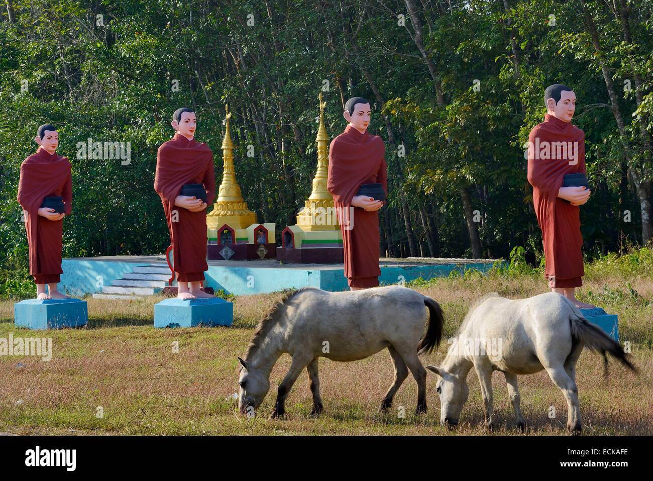 Myanmar (Birmania), Stato Mon, Mawlamyine (Moulmein) frazioni, Win Sein Taw Ya tempio, cavalli al pascolo e statue di monaci con elemosinare bocce Foto Stock