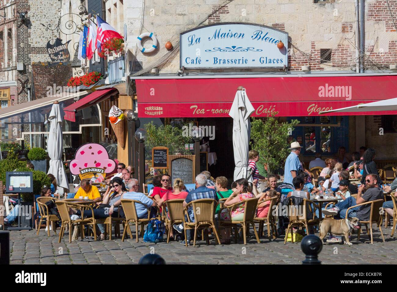 Francia, Calvados, Honfleur, il porto, caffè brasserie La Maison Bleue Foto Stock