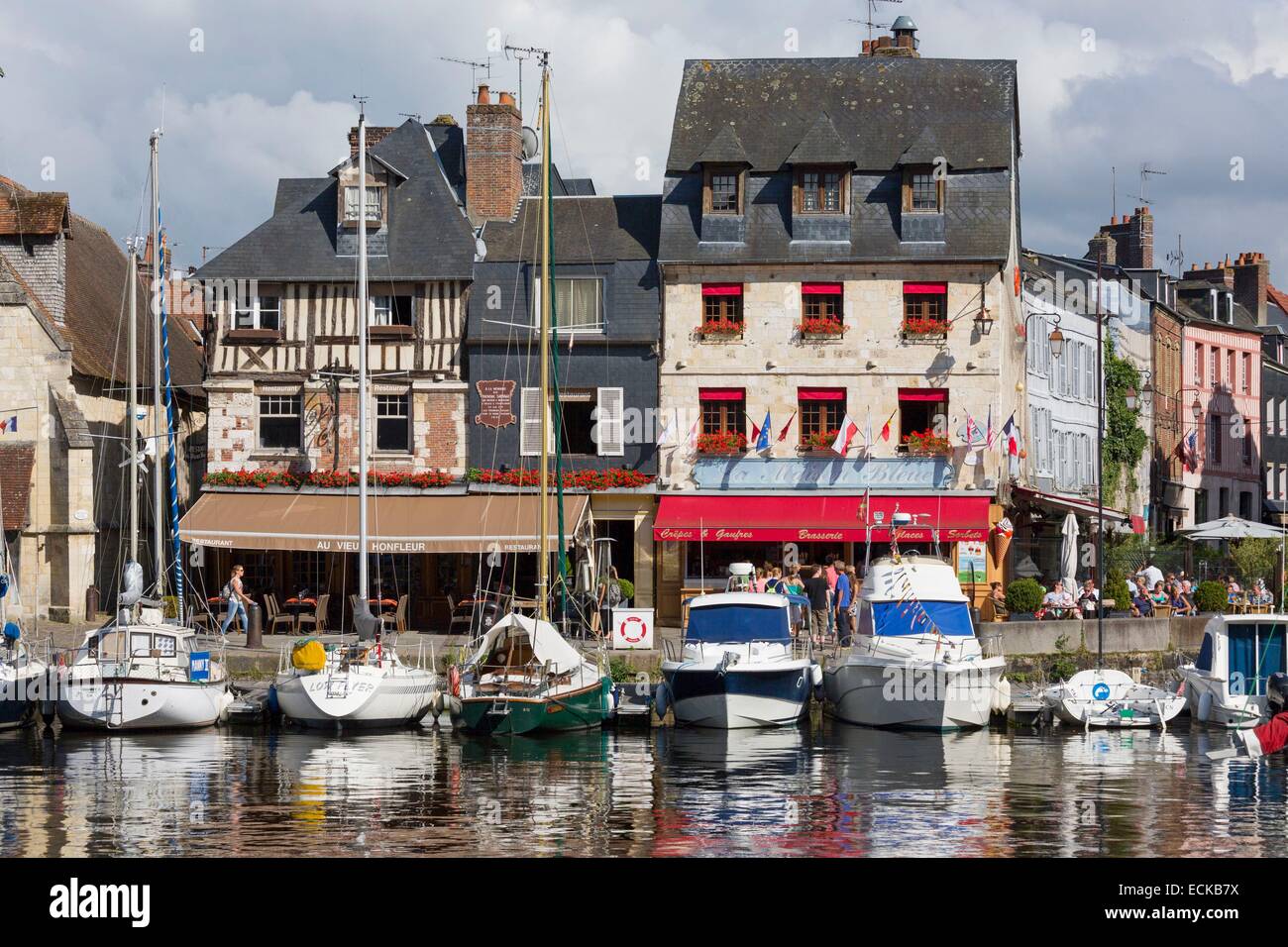Francia, Calvados, Honfleur, il porto di vecchie case Foto Stock