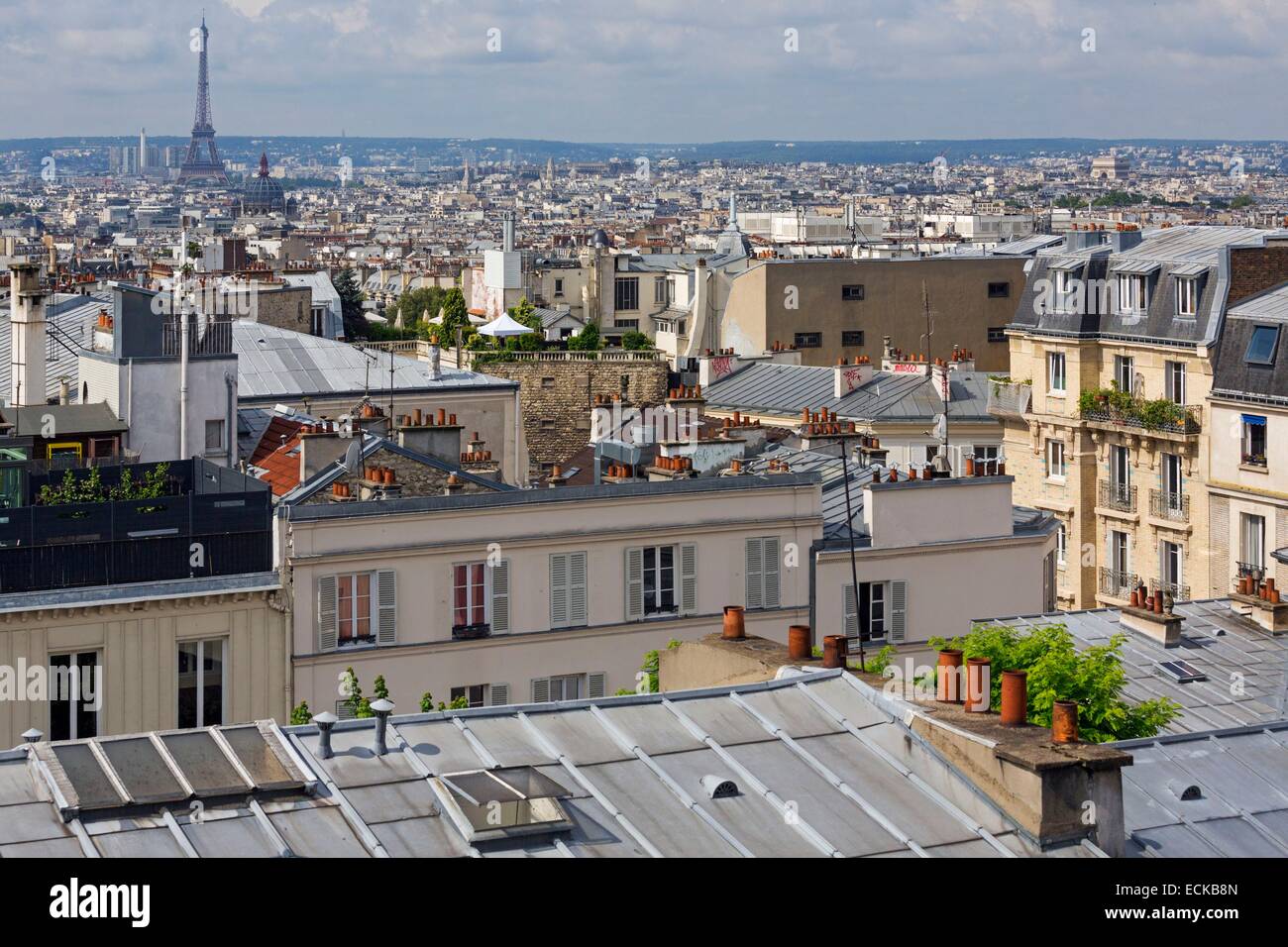 Francia, Parigi, la città vista dalle alture di Montmartre, la Torre Eiffel in background Foto Stock
