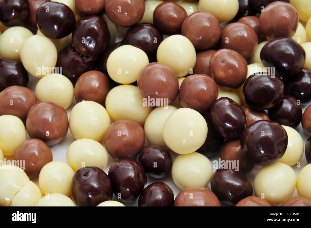 Closeup alcuni dei differenti a forma di sfera cioccolatini al cioccolato nero, cioccolato bianco e cioccolato al latte Foto Stock
