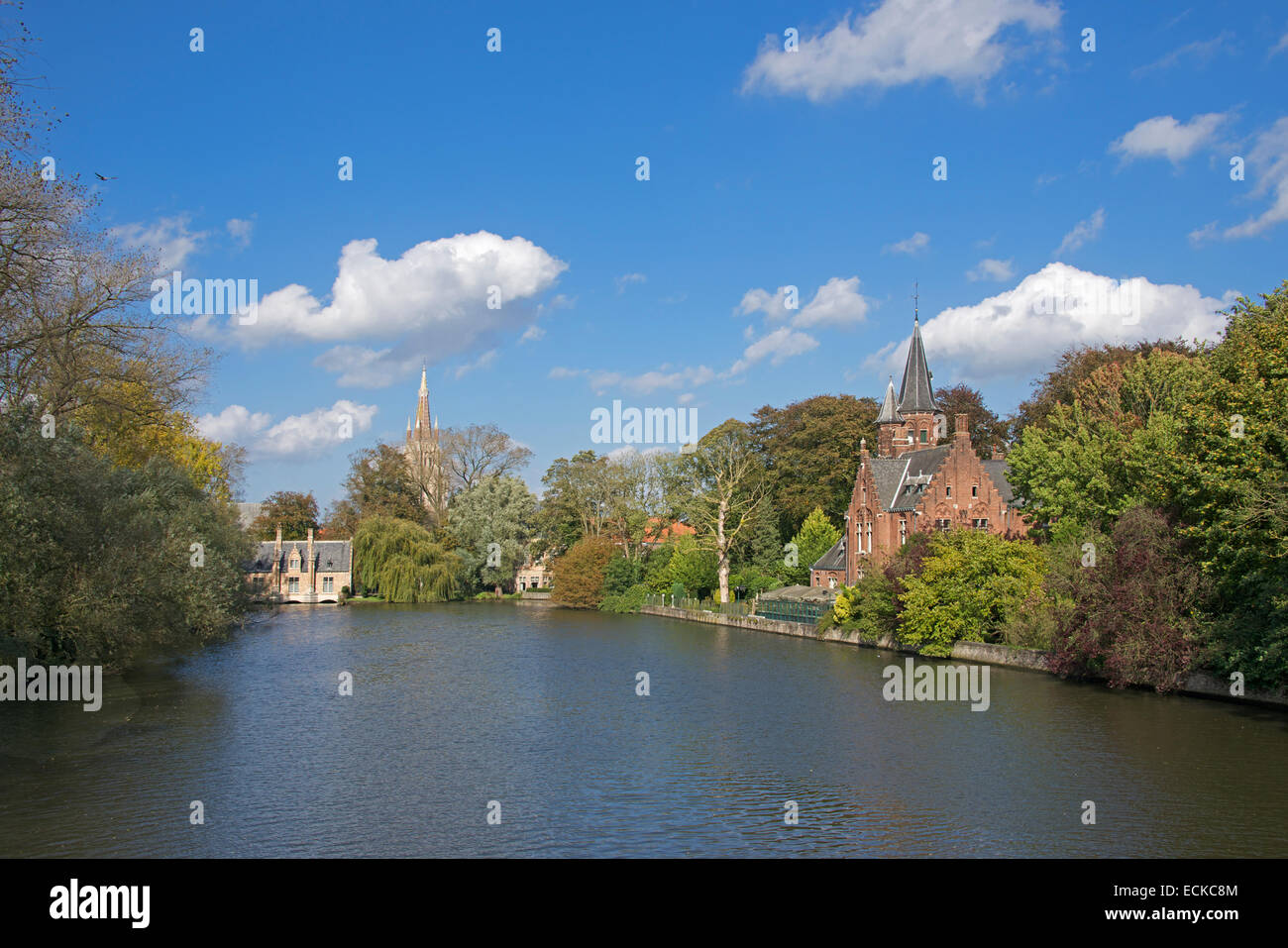 Vista panoramica di Minnewater o lago dell'amore Bruges Belgio Foto Stock