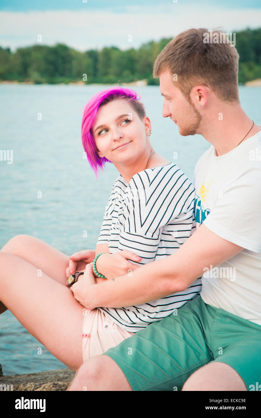 Un ragazzo e una ragazza guarda con amore e sorridente Foto Stock