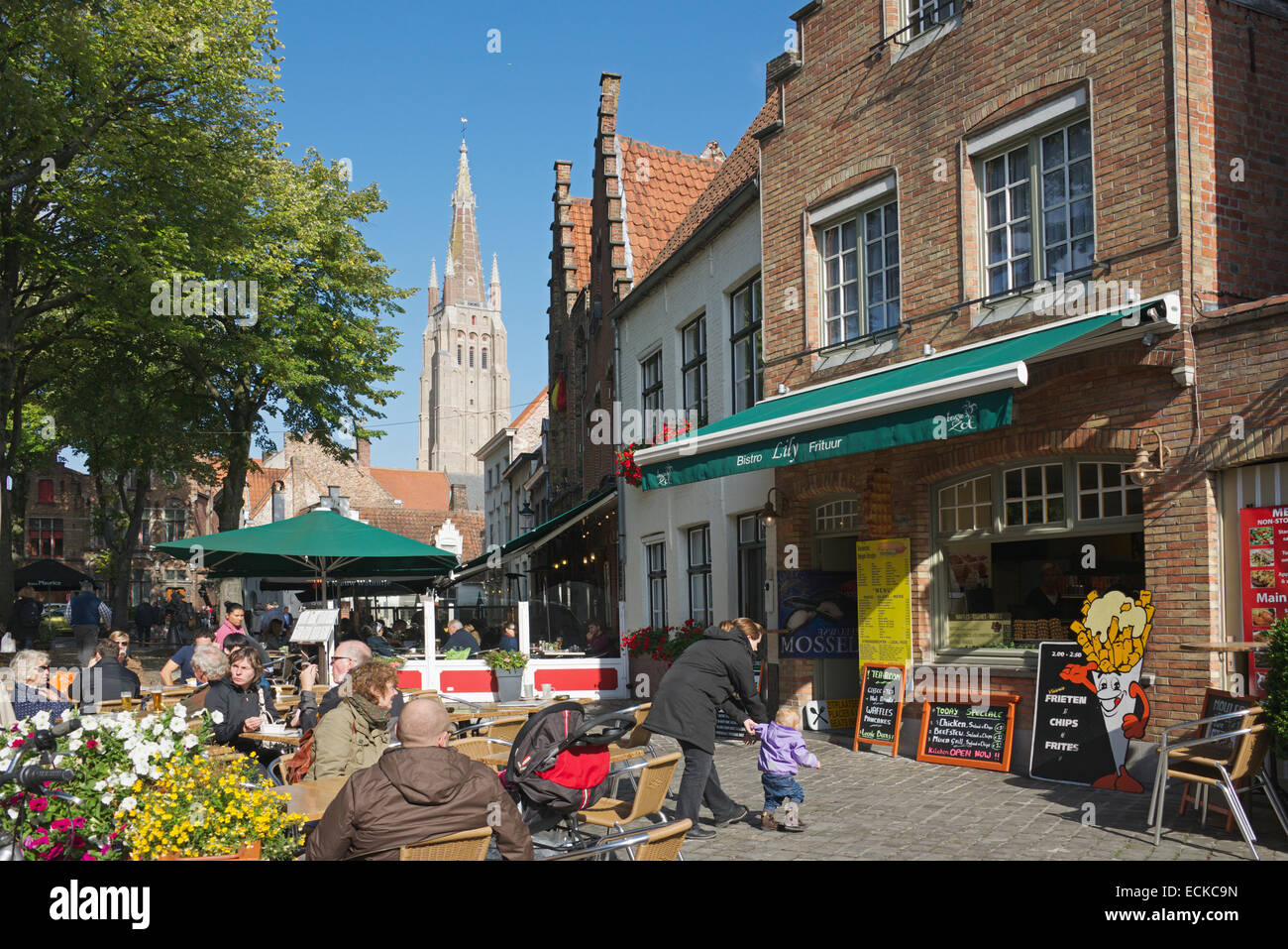 Persone sedute all aria aperta cafe Bruges Belgio Foto Stock