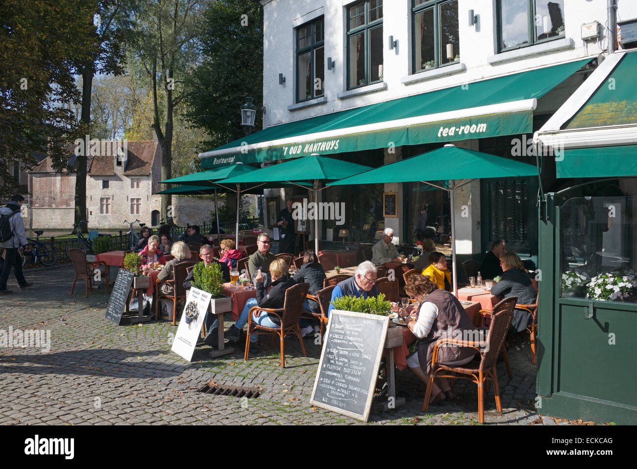 Posti a sedere all'aperto ristorante Bruges Belgio Foto Stock
