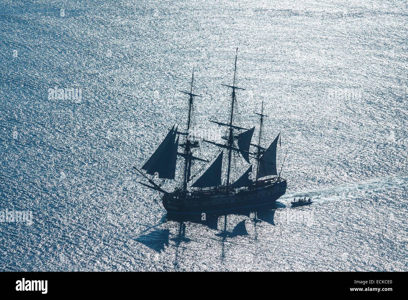 Francia, Charente Maritime, Ars en Re, l'Ermione fregata, replica dei tre alberi che ha portato il marchese de Lafayette in America nel 1780 (vista aerea) Foto Stock