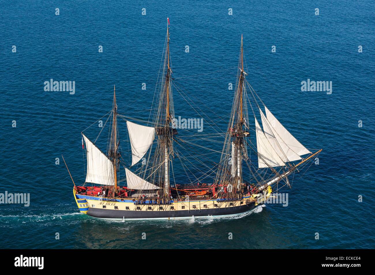 Francia, Charente Maritime, Ars en Re, l'Ermione fregata, replica dei tre alberi che ha portato il marchese de Lafayette in America nel 1780 (vista aerea) Foto Stock