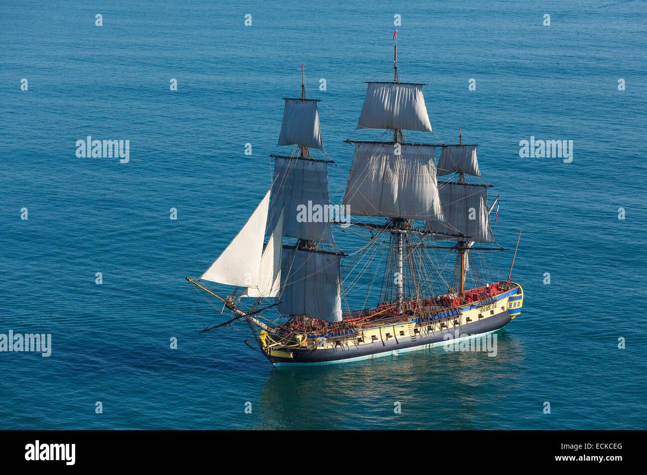 Francia, Charente Maritime, Ars en Re, l'Ermione fregata, replica dei tre alberi che ha portato il marchese de Lafayette in America nel 1780 (vista aerea) Foto Stock