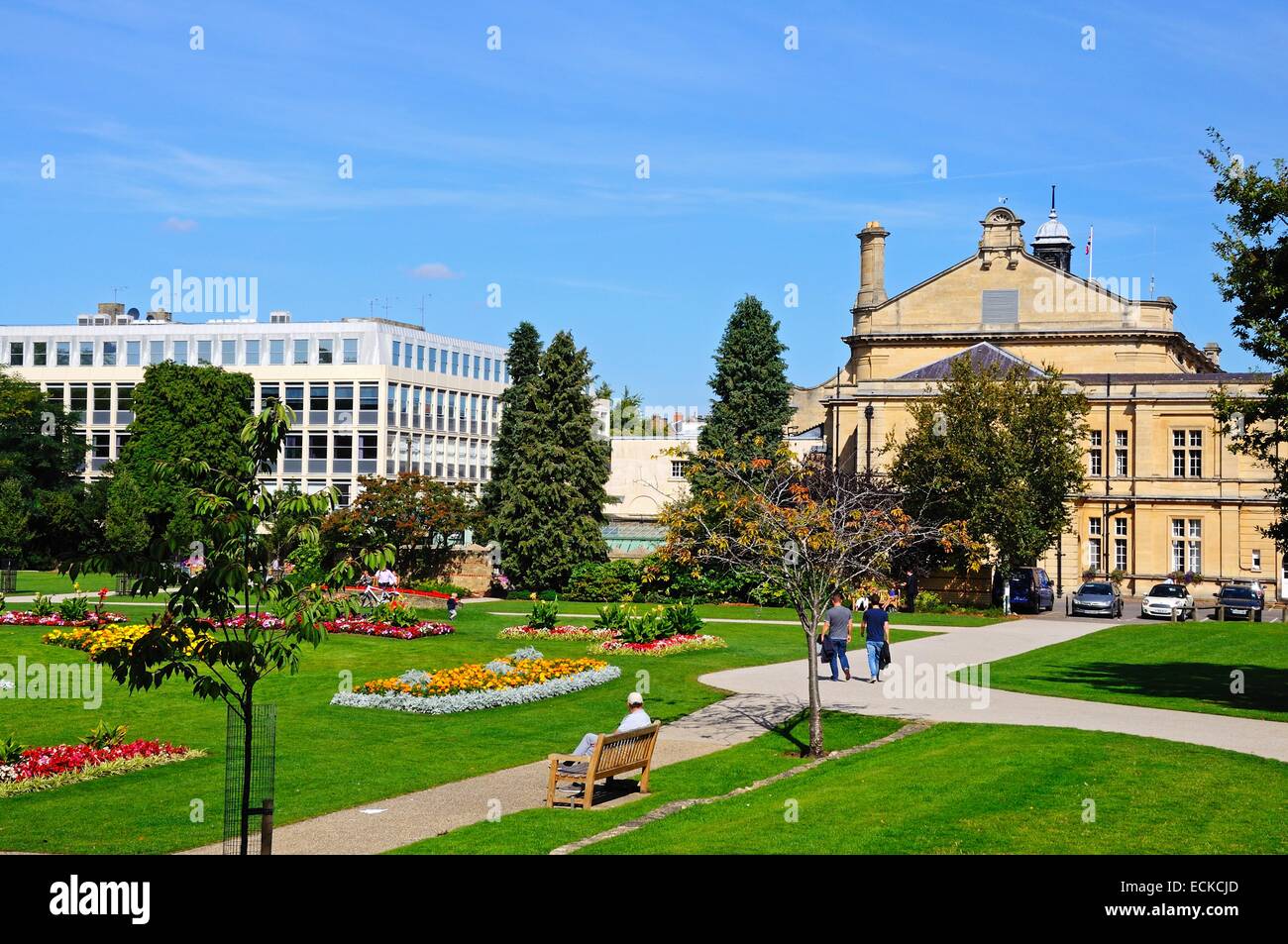 Le aiuole del giardino imperiale con il municipio sul lato destro, Cheltenham, Gloucestershire, England, Regno Unito, Europa. Foto Stock