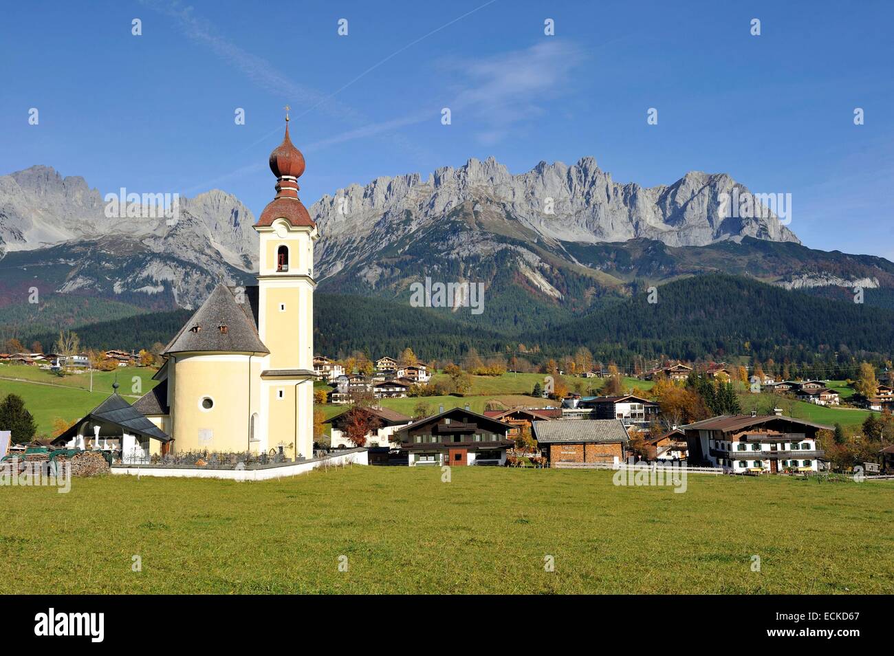 Austria, Tirolo, andando am Wilder Kaiser, il paesaggio alpino e cottage prima le montagne di Wilder Kaiser Foto Stock
