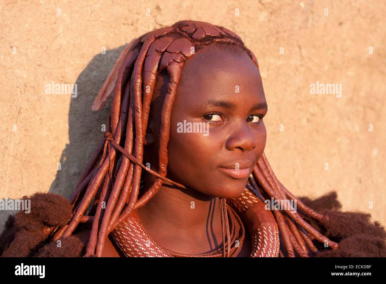 La Namibia, regione di Kunene, Kaokoland, Himba villaggio nei pressi di Opuwo, ragazza Himba Foto Stock