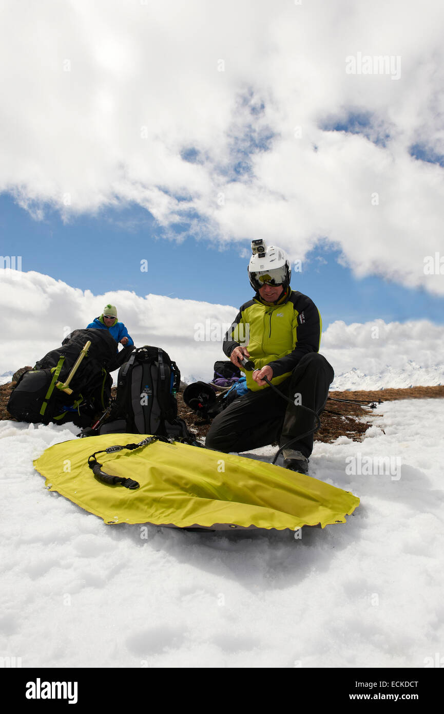 Spagna, Lleida, Val d'Aran, Pirenei catalani, Baquiera Beret Pedescaus, escursioni con le racchette da neve e discesa A tavola ad aria Foto Stock