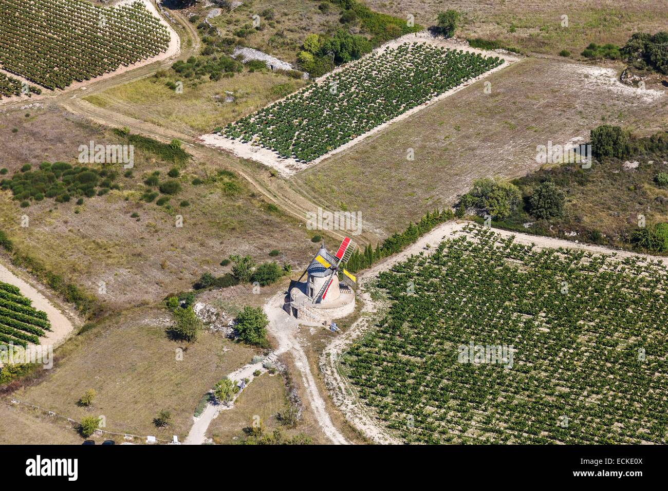 Francia Aude, Villeneuve Minervois, mulino a vento nel Minervois vigneti (vista aerea) Foto Stock