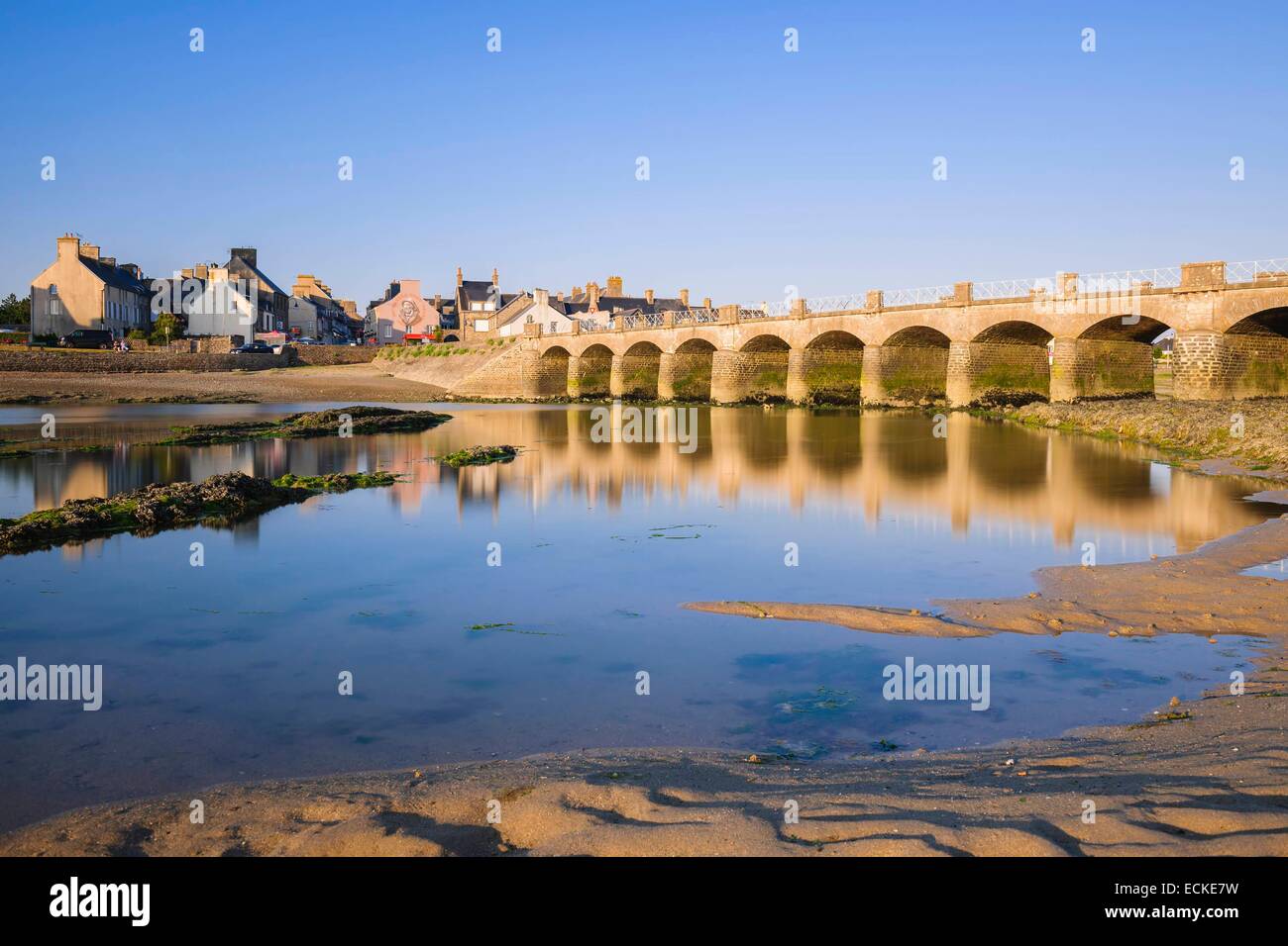 Francia, Manche, Cotentin, Portbail, tre ponte arcuato (1873) Foto Stock