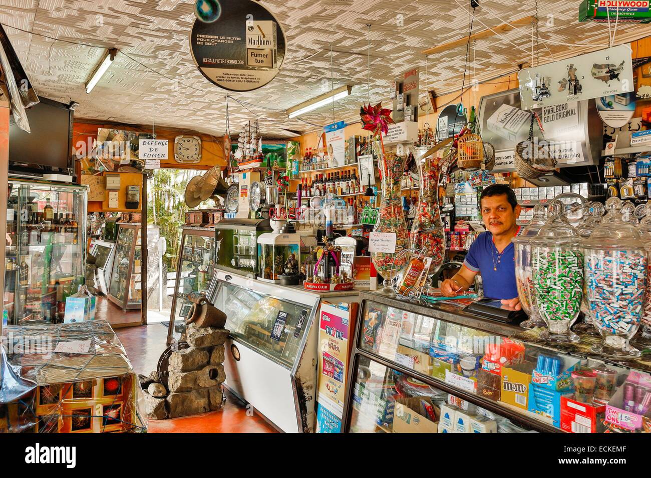 Francia, Isola di Reunion (dipartimento francese d' oltremare), Saint Anne, Santa Rosa, paesaggio architettonico, storico e culturale, commercio, vista orizzontale all'interno di un negozio di cinesi e il suo proprietario Foto Stock