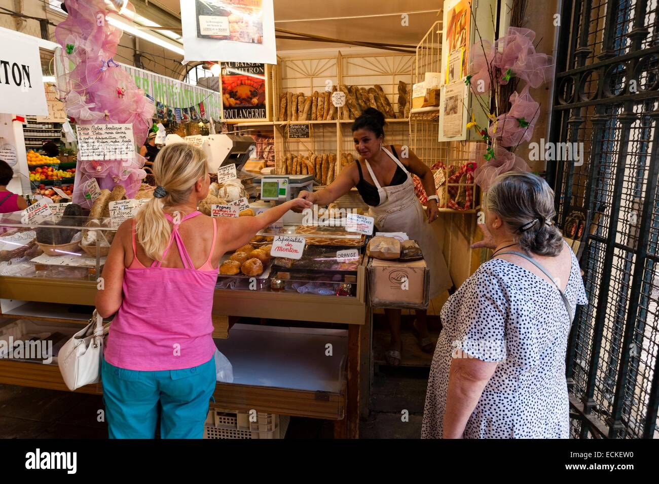 Francia, Alpes Maritimes, Menton e acquisto di baguette di pane nel vecchio  forno di mercato Foto stock - Alamy