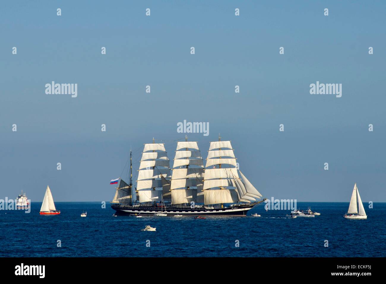 Francia, Herault, Sete, Escale una sete Festival, barca russa Sedov, più grande barca a vela per il mondo con 117 metri di lunghezza circondata con barche fuori della sporgenza Foto Stock