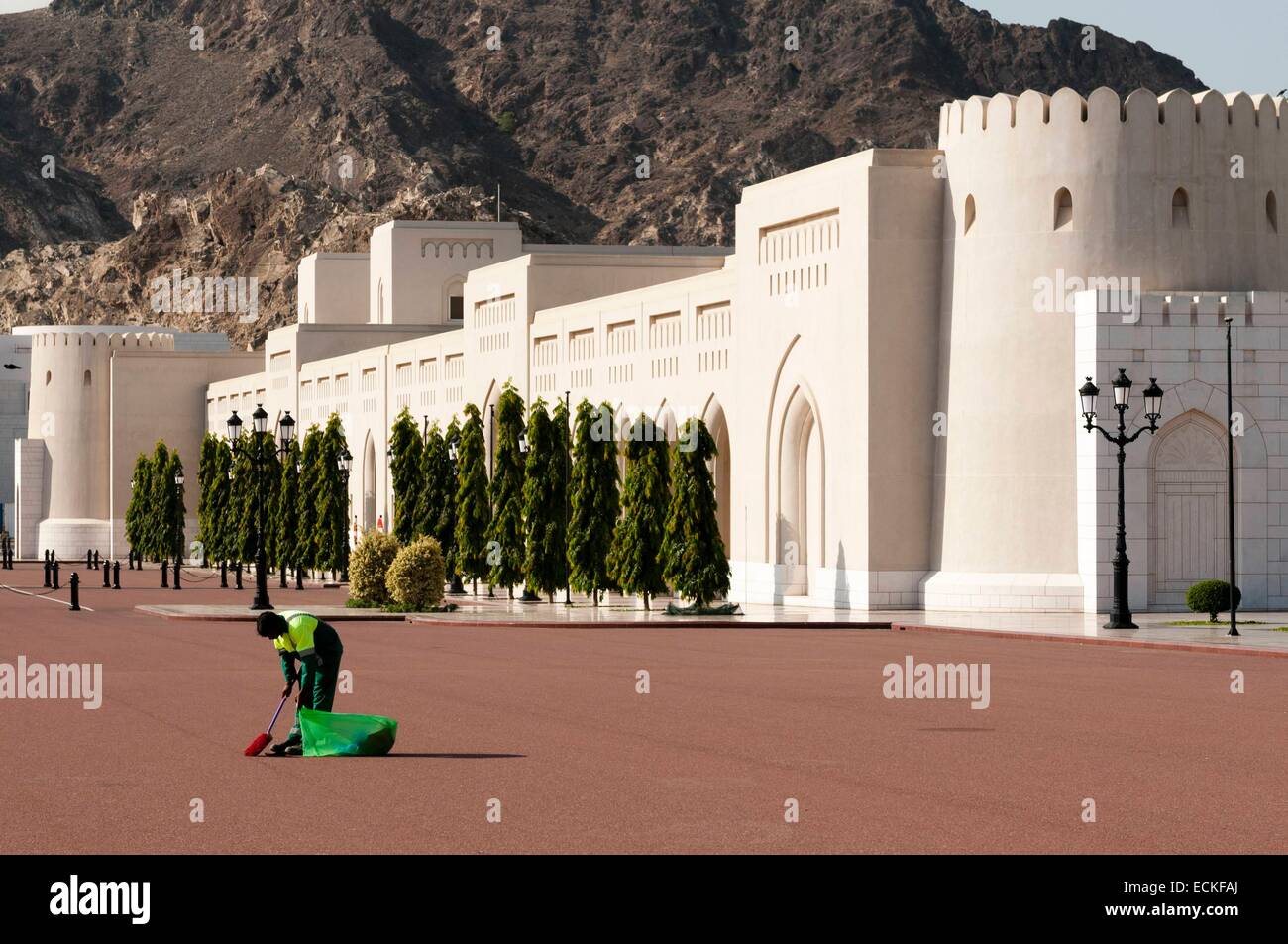 Oman, Moscato, un uomo di mantenere pulite Sultan Palace square Foto Stock
