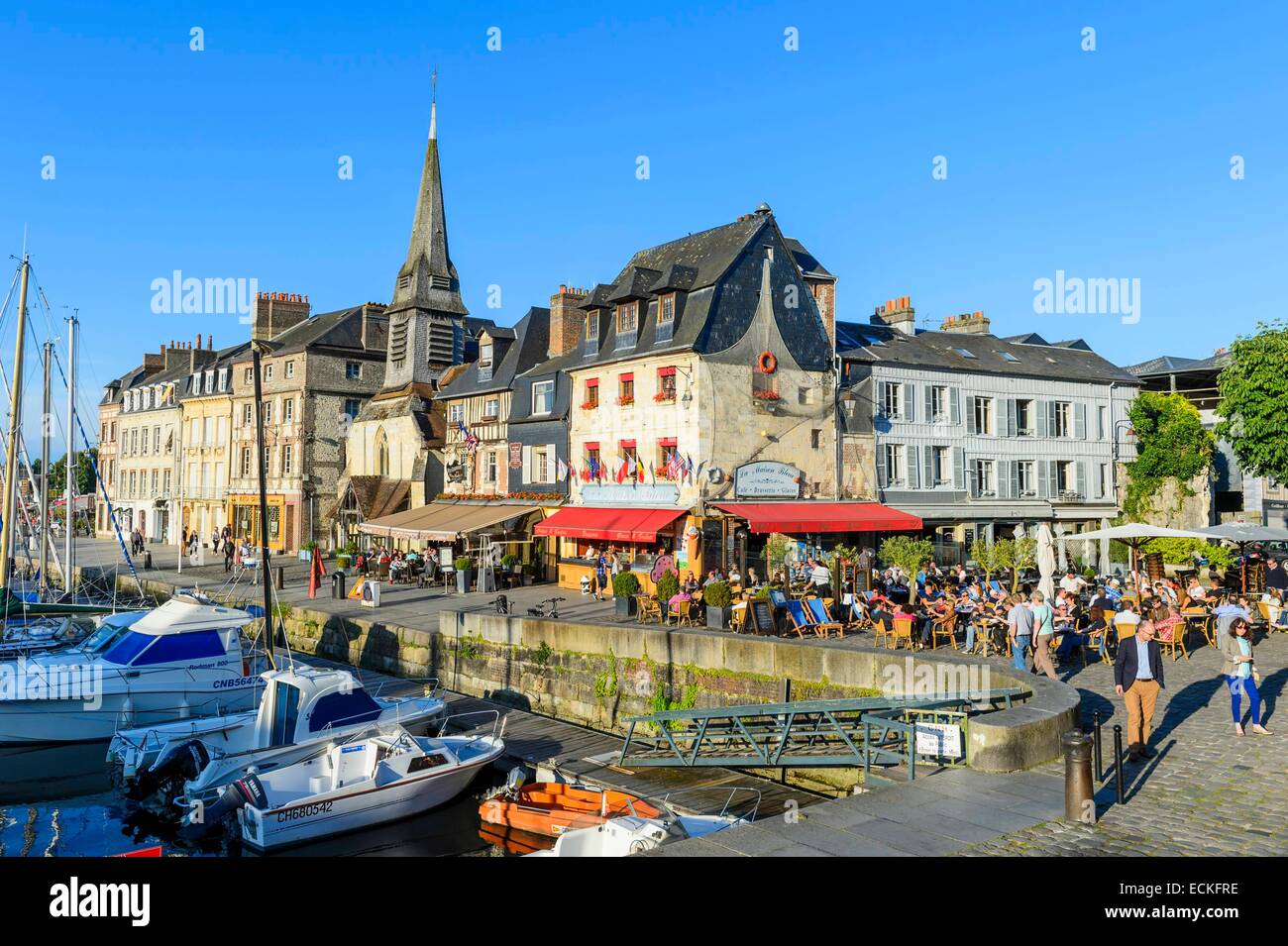 Francia, Calvados, Pays d'Auge, Honfleur e il suo pittoresco porto vecchio bacino e il Quai Saint Etienne, la chiesa Saint Etienne e ristorante La Maison Bleue Foto Stock