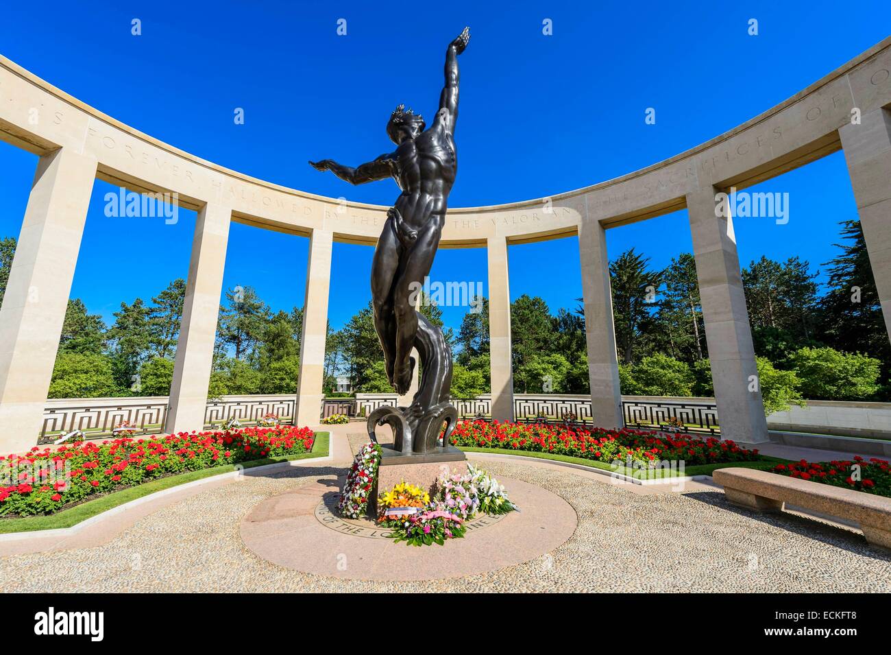 Francia, Calvados, Colleville sur Mer, la spiaggia di Omaha, la prima guerra mondiale II Normandia Cimitero Americano, Memorial e il suo piede 22 statua in bronzo di Donald De Lue Foto Stock