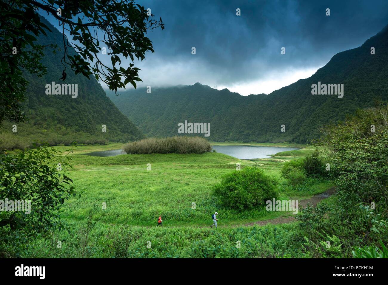 Reunion, il Parc National de la Reunion (Parco Nazionale di la Reunion), classificato come patrimonio mondiale dall UNESCO, Saint Benoit, Grand Etang, paesaggio naturale di un lago circondato da montagne sotto un cielo tempestoso Foto Stock