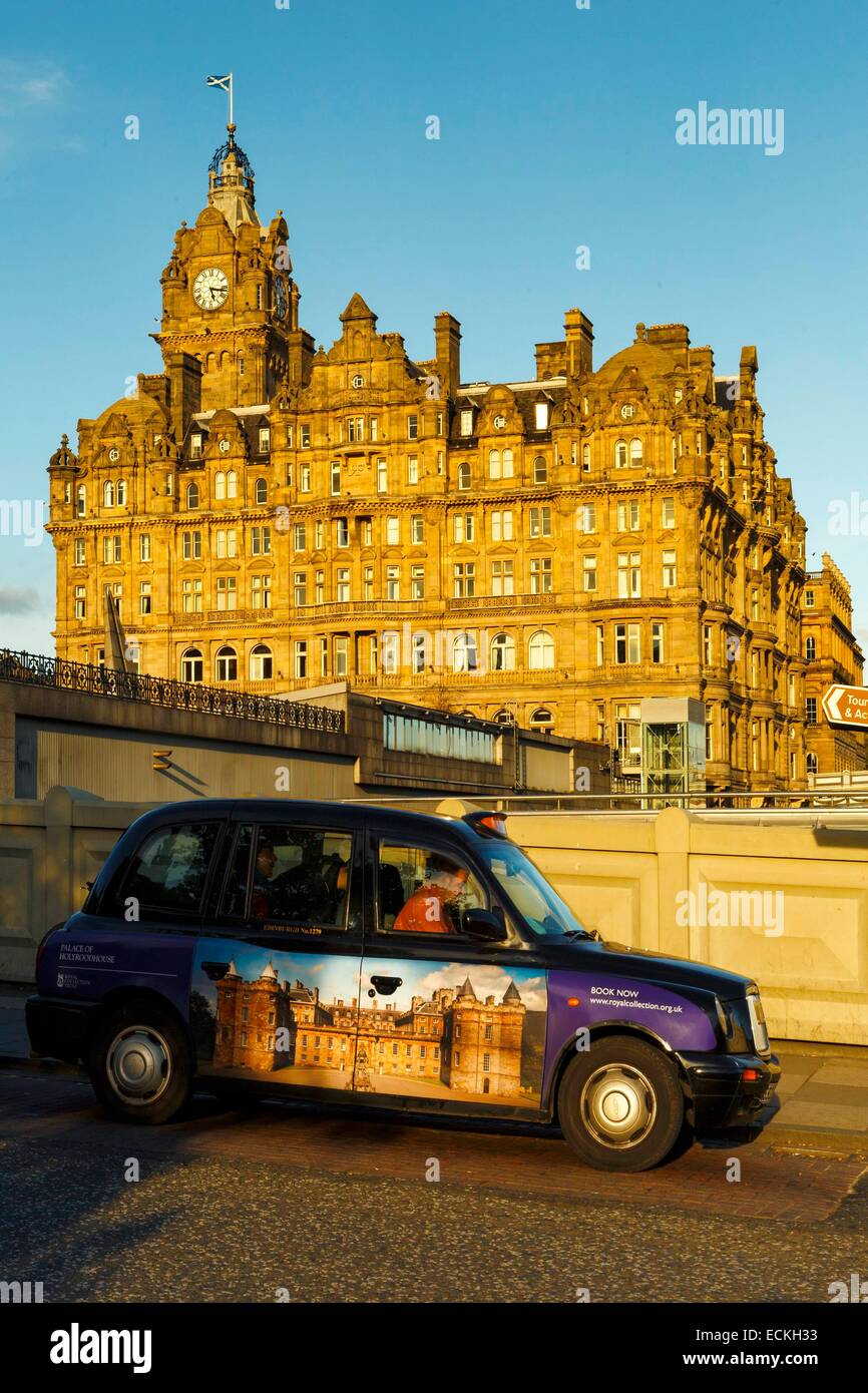 Regno Unito, Scozia, Edinburg, Waverley Bridge, Balmoral Hotel, veduta della facciata di un edificio in vecchio stile e un taxi turistici in primo piano Foto Stock