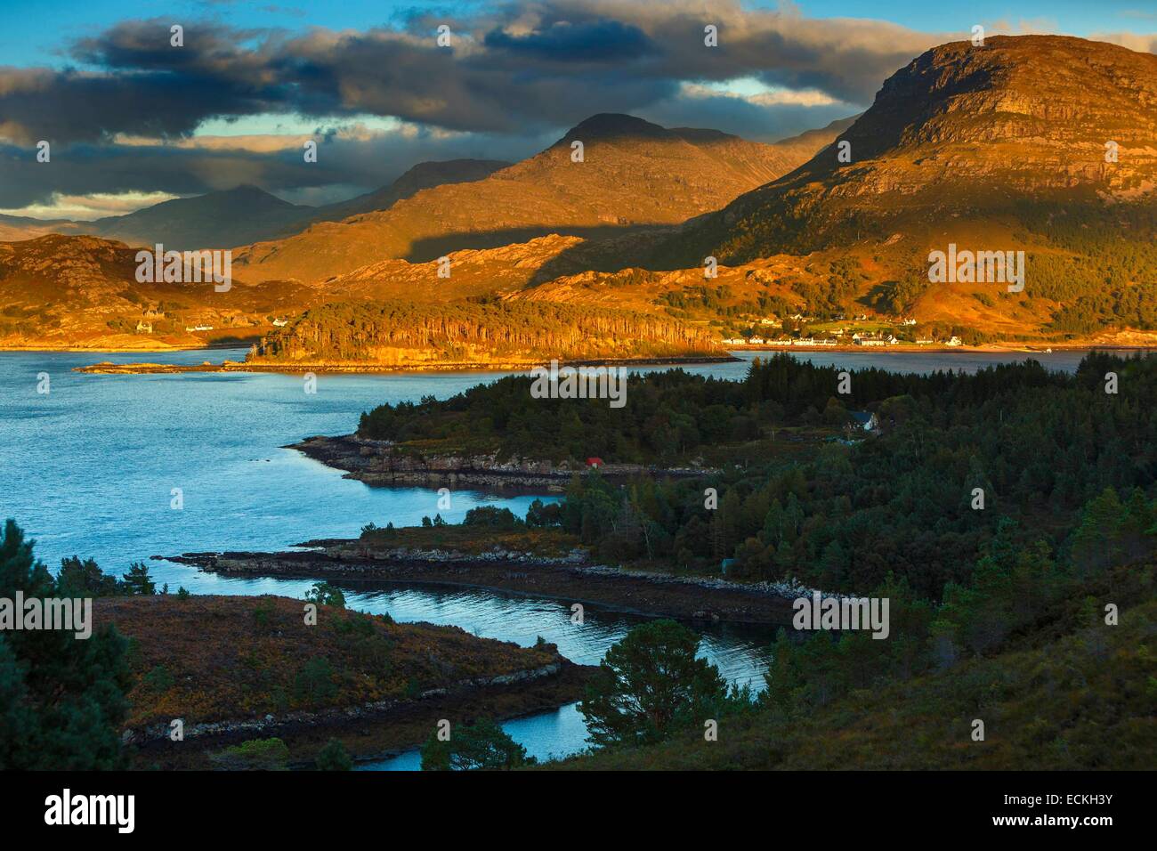 Regno Unito, Scozia, Wester Ross, Loch Shieldaig, scenic loch e montagne al tramonto in autunno Foto Stock