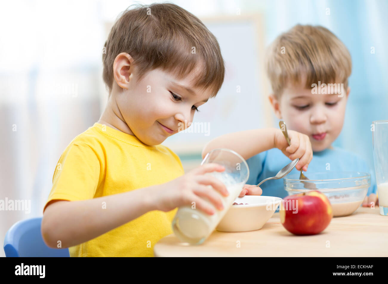 I bambini a mangiare cibo sano a casa Foto Stock