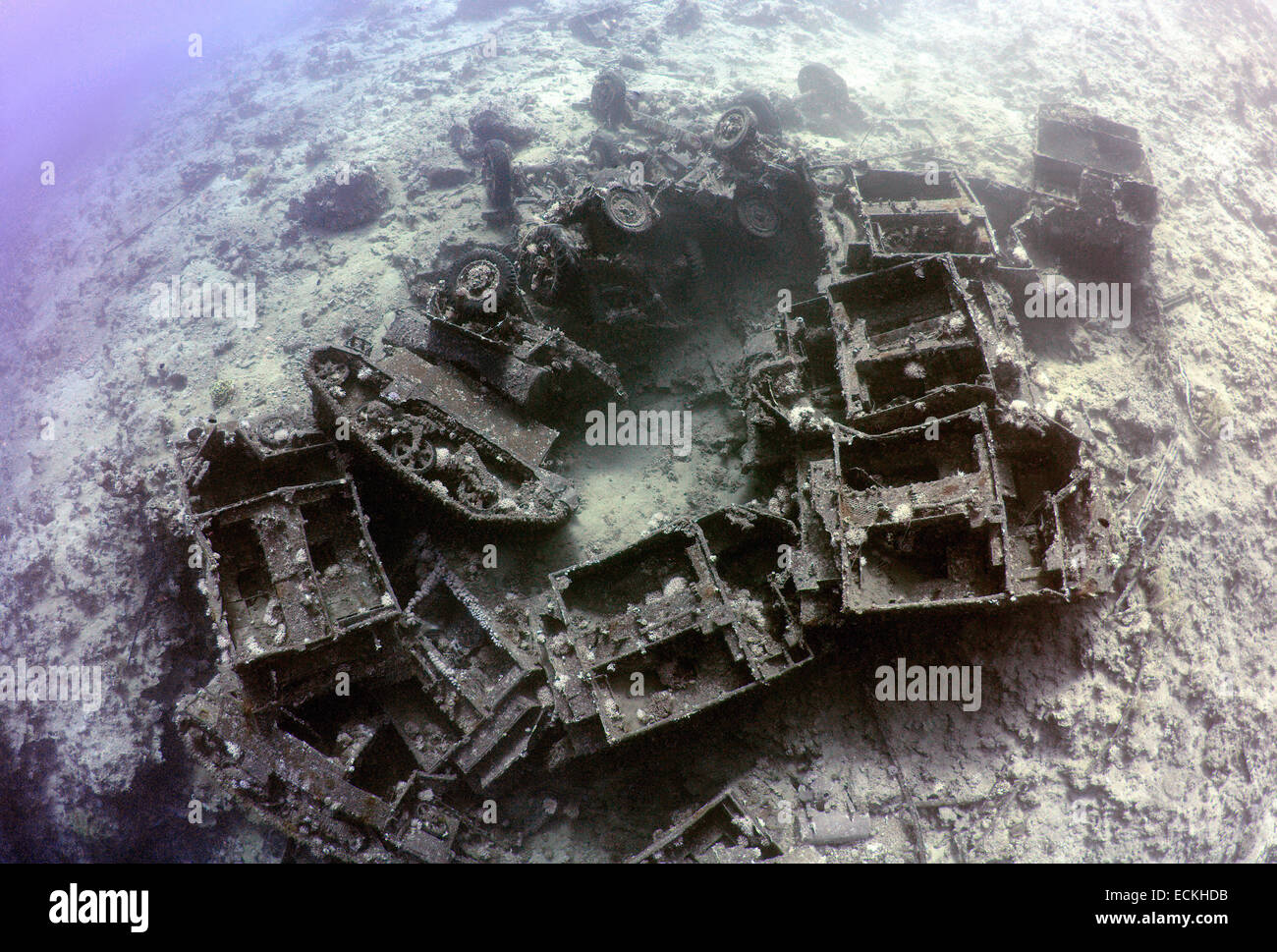 I trasportatori cingolati Bren Carrier MK-1 e camion militari Bedford. Militari veicoli corazzati con abbandonata nel Mare Rosso duri Foto Stock